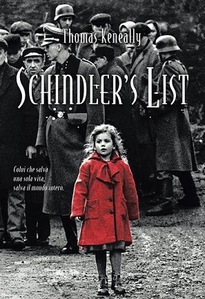 Een meisje in een rode jas omringd door soldaten, met een sombere achtergrond.